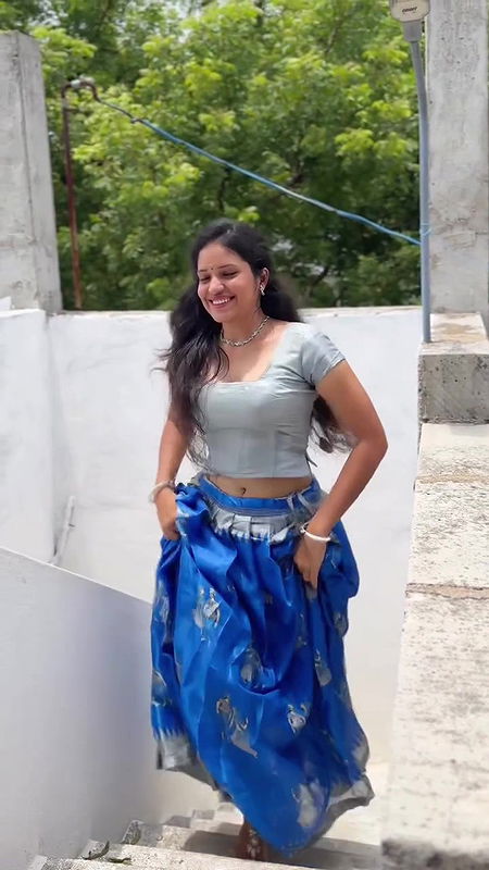 Homely beautiful girl awesome hip navel seducing in saree