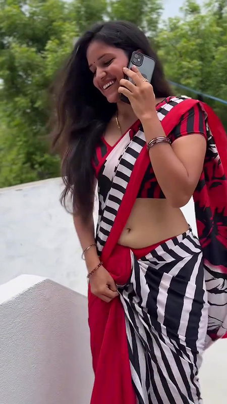 Homely beautiful girl awesome hip navel seducing in saree