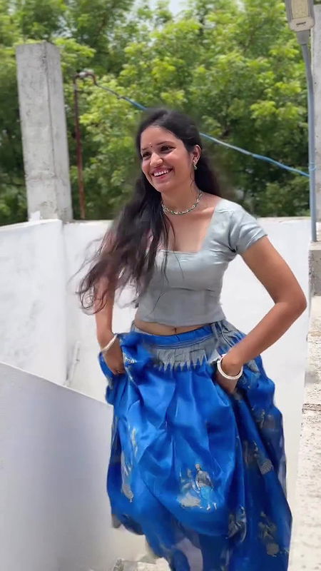 Homely beautiful girl awesome hip navel seducing in saree