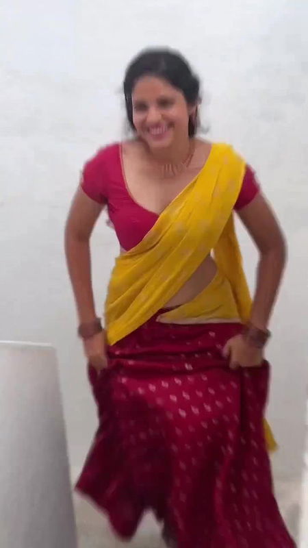Homely beautiful girl awesome hip navel seducing in saree