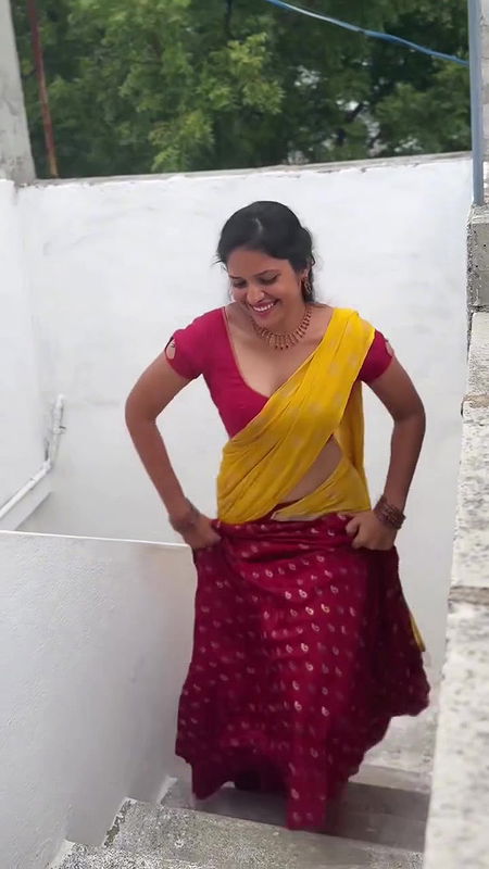 Homely beautiful girl awesome hip navel seducing in saree