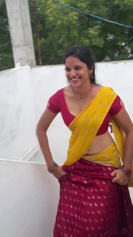 Homely beautiful girl awesome hip navel seducing in saree