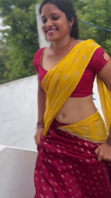 Homely beautiful girl awesome hip navel seducing in saree