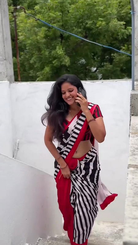 Homely beautiful girl awesome hip navel seducing in saree