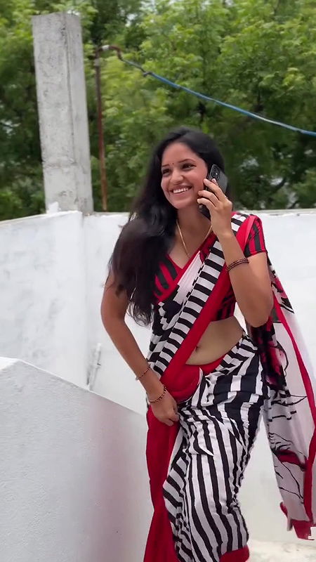 Homely beautiful girl awesome hip navel seducing in saree