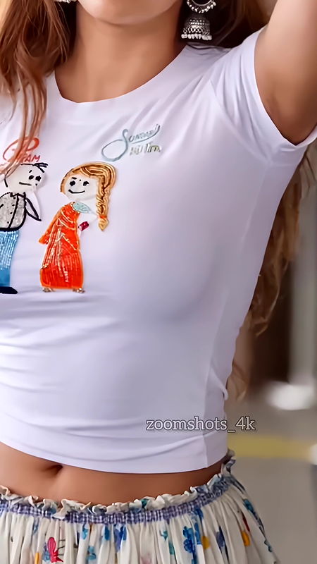 MEATY JHANVI KAPOOR TEMPTING NAVEL HOLE VIEW IN TIGHT TOP CURVES HQ VIDEO