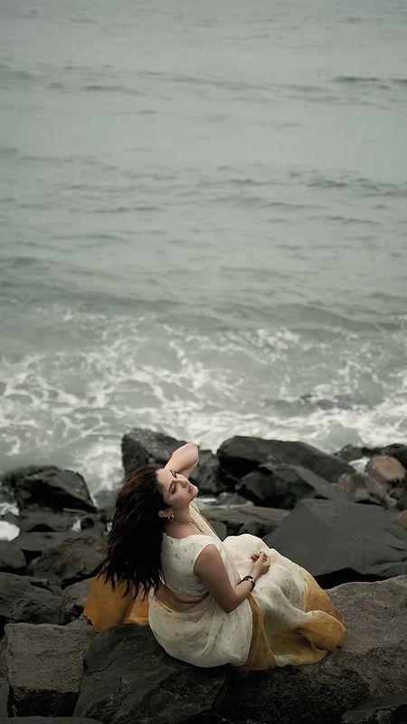 Serial Actress Ayesha sexy boobs armpit hip show in saree