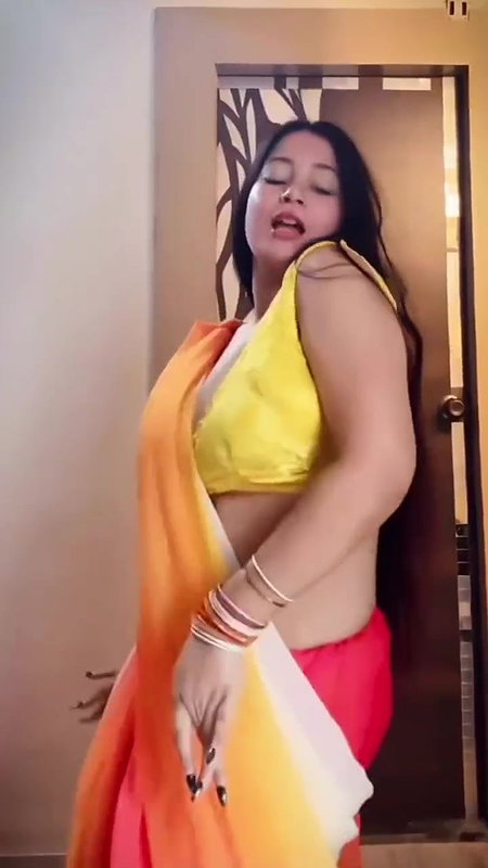 FIREY HOT BHABHI SHAKING HER BUSTY FIGURE IN SAREE UUFFF
