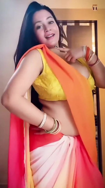 FIREY HOT BHABHI SHAKING HER BUSTY FIGURE IN SAREE UUFFF