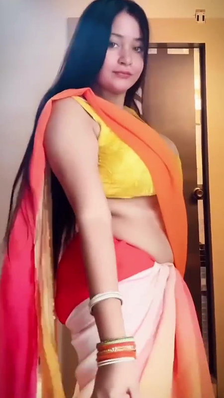 FIREY HOT BHABHI SHAKING HER BUSTY FIGURE IN SAREE UUFFF
