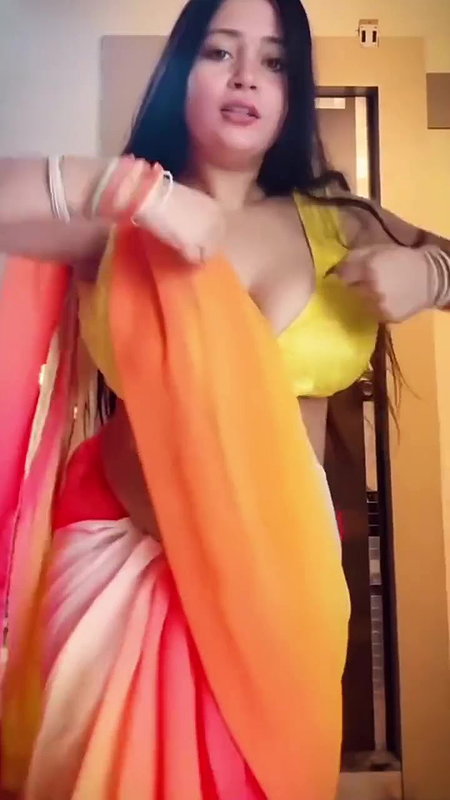 FIREY HOT BHABHI SHAKING HER BUSTY FIGURE IN SAREE UUFFF