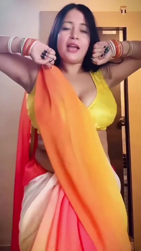 FIREY HOT BHABHI SHAKING HER BUSTY FIGURE IN SAREE UUFFF