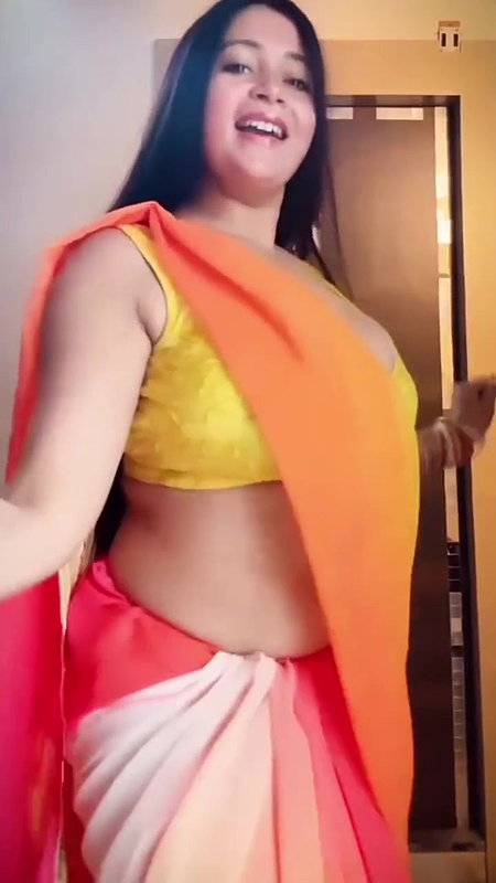 FIREY HOT BHABHI SHAKING HER BUSTY FIGURE IN SAREE UUFFF