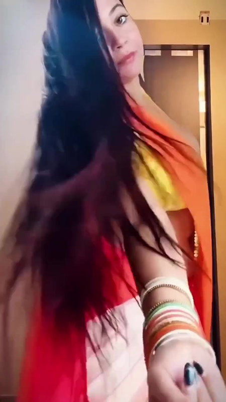 FIREY HOT BHABHI SHAKING HER BUSTY FIGURE IN SAREE UUFFF