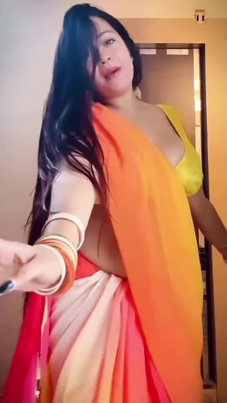 FIREY HOT BHABHI SHAKING HER BUSTY FIGURE IN SAREE UUFFF