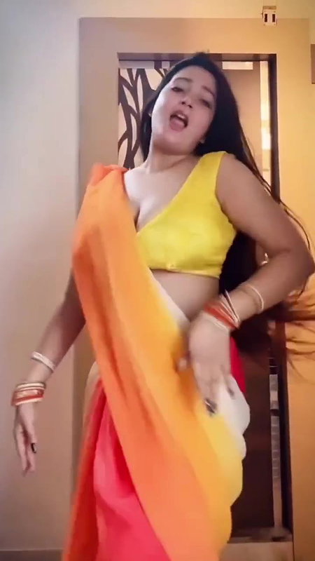 FIREY HOT BHABHI SHAKING HER BUSTY FIGURE IN SAREE UUFFF