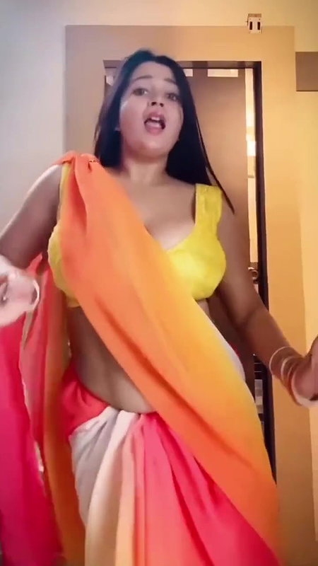 FIREY HOT BHABHI SHAKING HER BUSTY FIGURE IN SAREE UUFFF