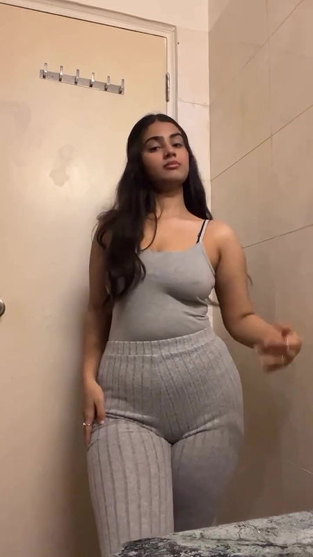 JINNI BOLD BEAUTY SHAKING HER BUSTY FIGURE