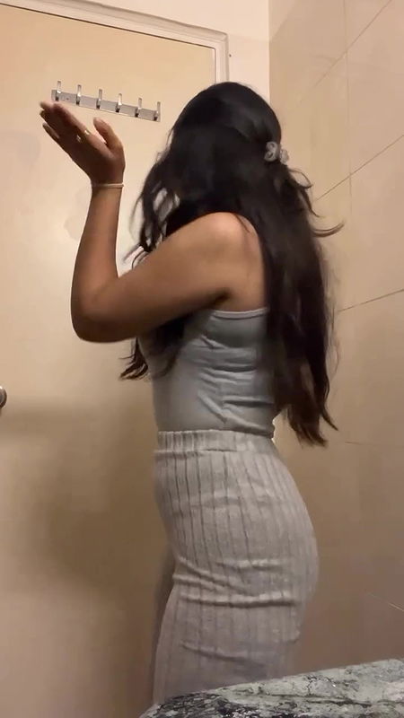 JINNI BOLD BEAUTY SHAKING HER BUSTY FIGURE