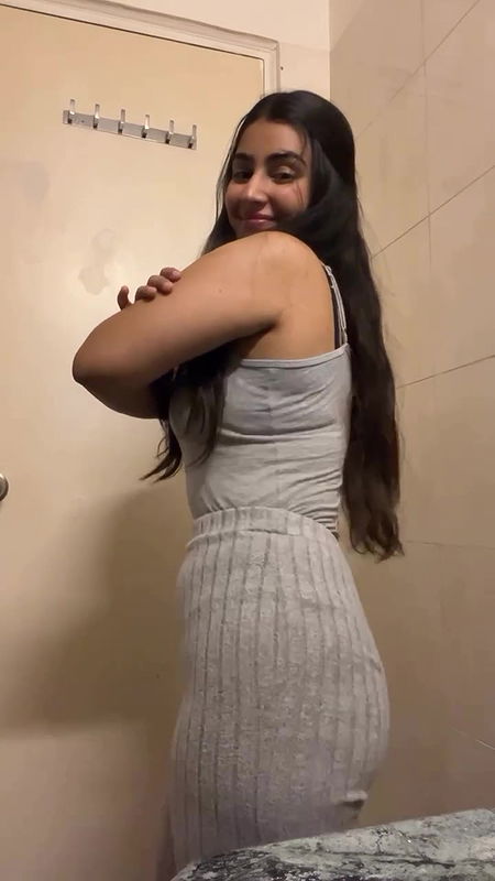 JINNI BOLD BEAUTY SHAKING HER BUSTY FIGURE