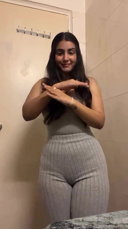 JINNI BOLD BEAUTY SHAKING HER BUSTY FIGURE