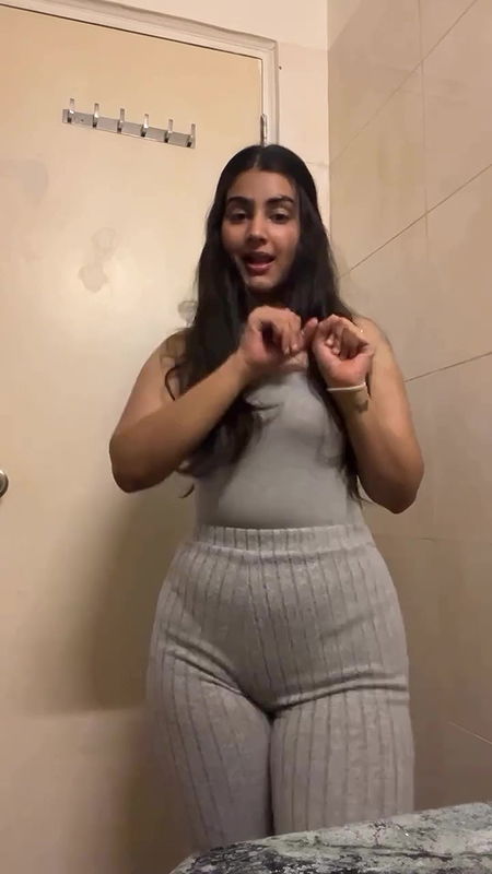 JINNI BOLD BEAUTY SHAKING HER BUSTY FIGURE