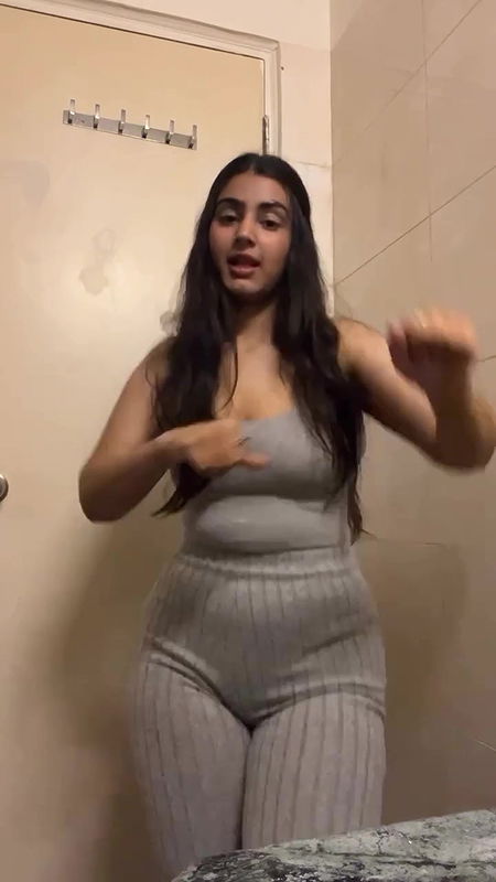 JINNI BOLD BEAUTY SHAKING HER BUSTY FIGURE