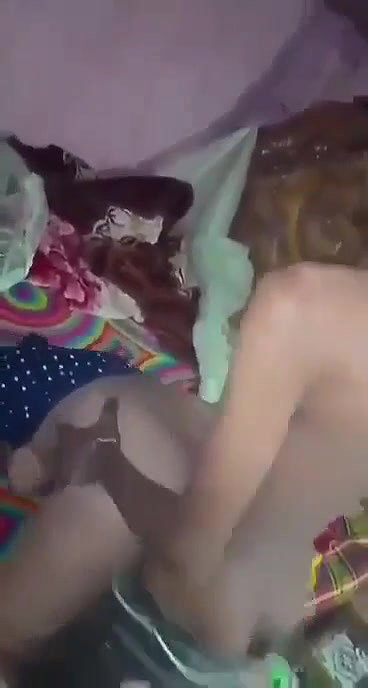 dost ki girlfriend ko jasmine tel lagakar pela dost video bana raha tha