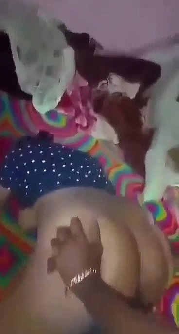 dost ki girlfriend ko jasmine tel lagakar pela dost video bana raha tha