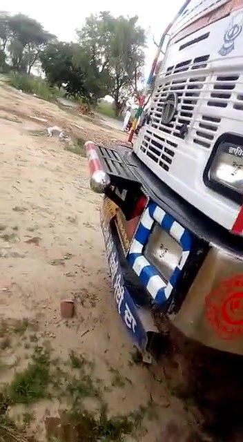 truck ke andar hi game kheldiya