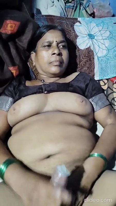 Vandana mera land hilate hue aur apni choot me ungli dalte hue