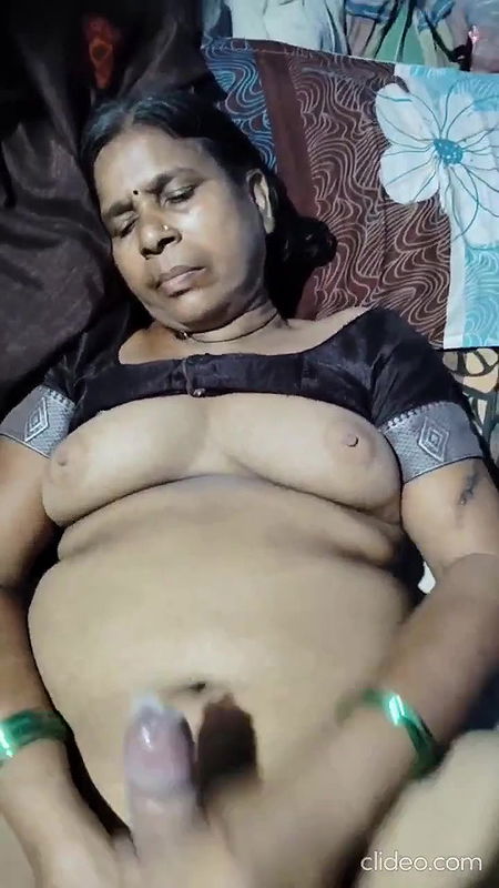 Vandana mera land hilate hue aur apni choot me ungli dalte hue