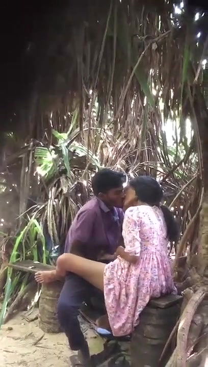 Desi lovers in park sex