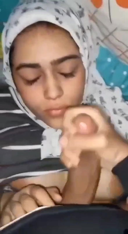 Hijabi girl sucking and cum on her face
