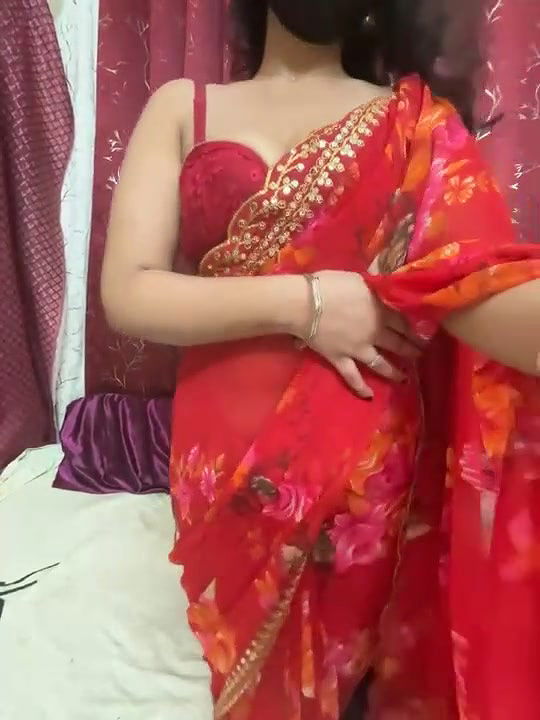 Beautiful Girl in Saree Boobs Show and Pussy Fingering
