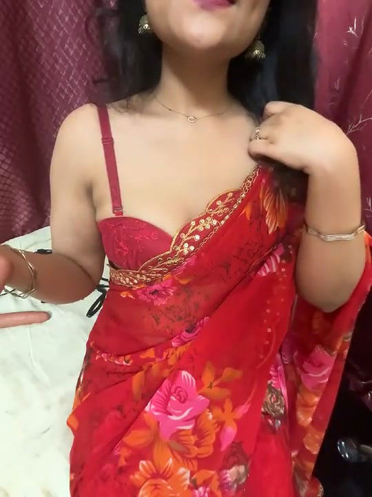 Beautiful Girl in Saree Boobs Show and Pussy Fingering