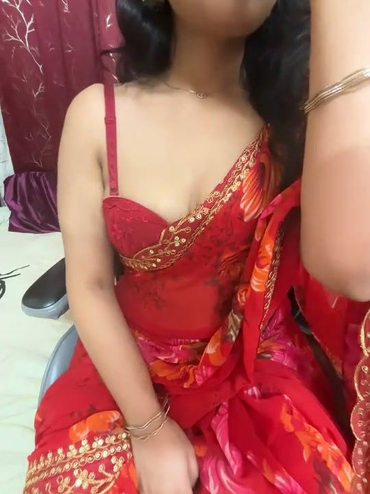 Beautiful Girl in Saree Boobs Show and Pussy Fingering