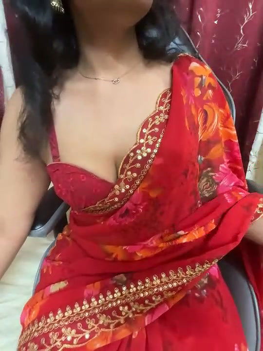 Beautiful Girl in Saree Boobs Show and Pussy Fingering