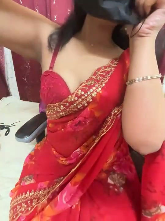 Beautiful Girl in Saree Boobs Show and Pussy Fingering