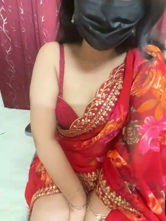 Beautiful Girl in Saree Boobs Show and Pussy Fingering