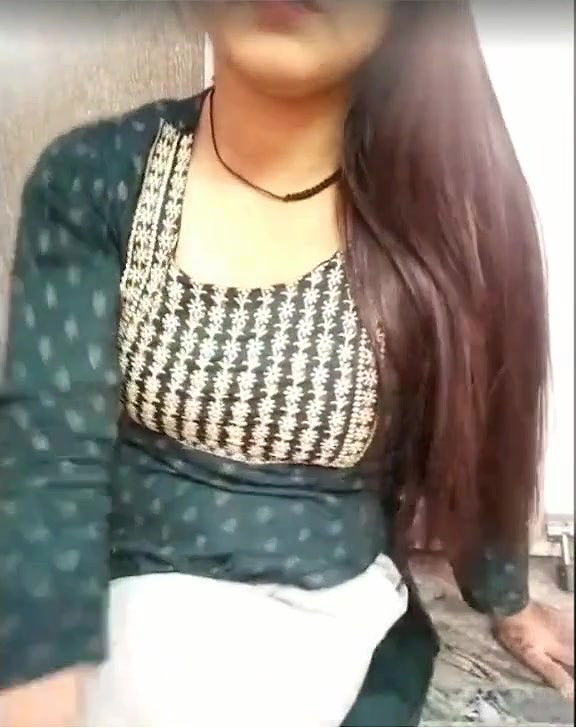 Indian hot girl show big boobs on stream tape