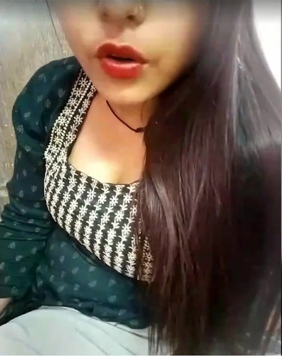 Indian hot girl show big boobs on stream tape