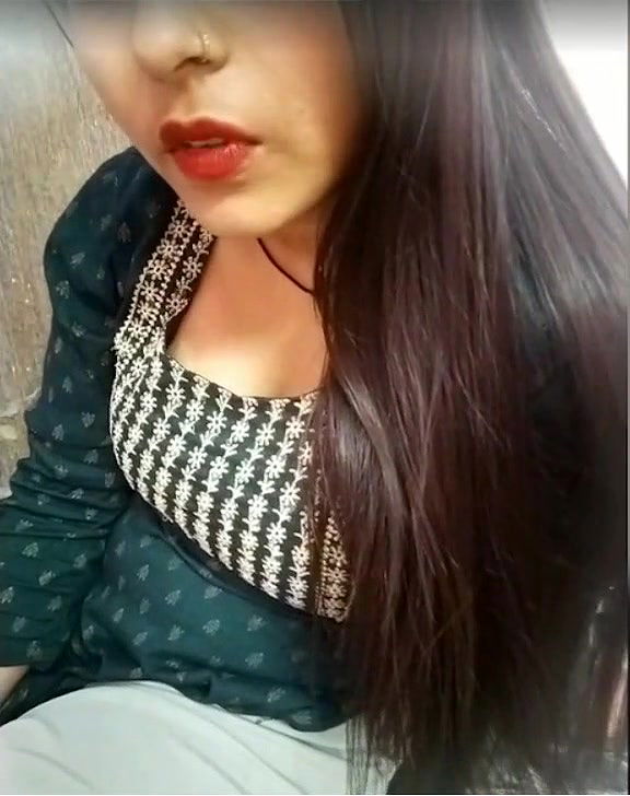 Indian hot girl show big boobs on stream tape