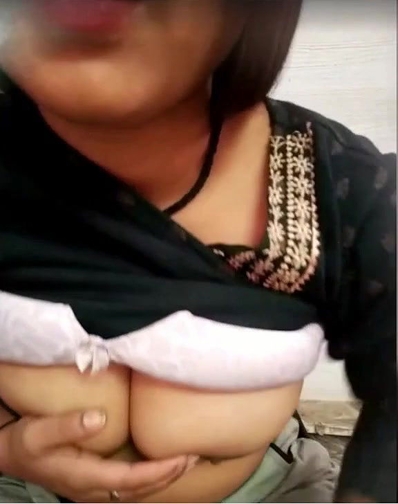 Indian hot girl show big boobs on stream tape