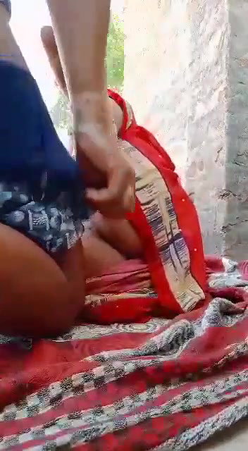 bhabhi chat par nangi hokar leti hui thi to chd dala