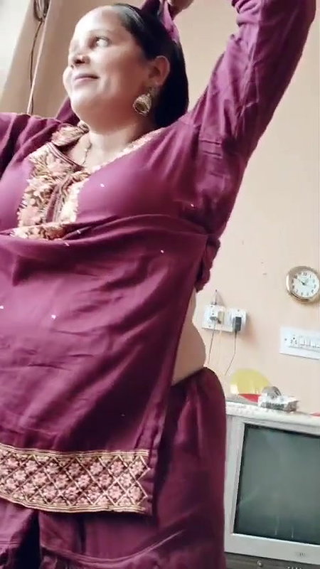 hot bhabhi ne devar ke samne kapde utar di