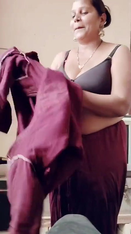 hot bhabhi ne devar ke samne kapde utar di