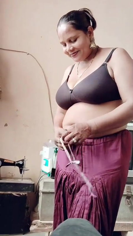 hot bhabhi ne devar ke samne kapde utar di