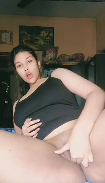 cute desi girl ne do ungli chut me daldi