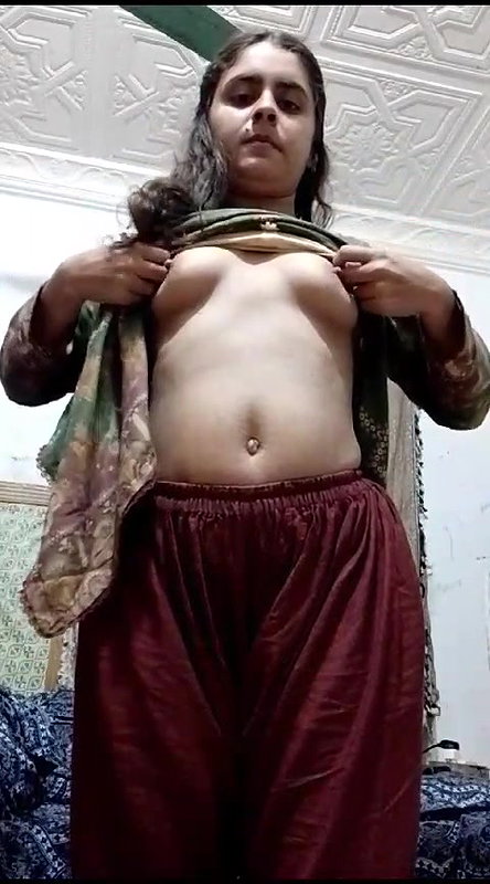 hot pakistani girl ne piche se sab dikhaya